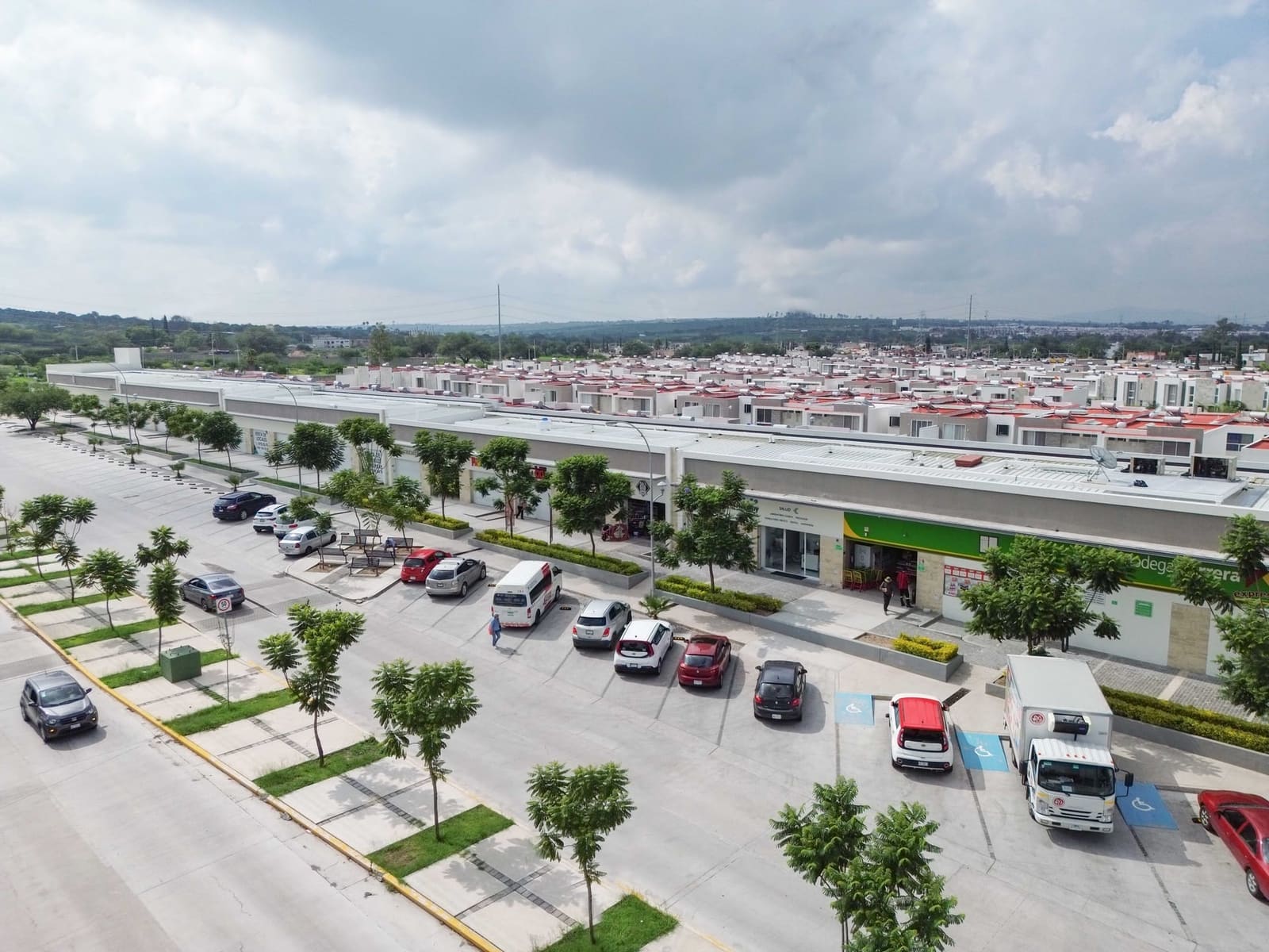 Plaza Comercial Vía Gavia, plaza comercial en Av. José María Escrivá de Balaguer, Aguascalientes