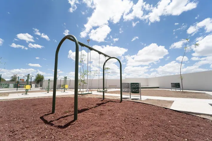 Juegos infantiles en las áreas comunes de Landa Residencial, Aguascalientes