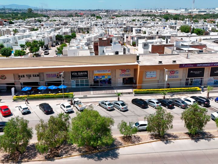 Plaza Comercial Vía Gavia, plaza comercial en Av. José María Escrivá de Balaguer, Aguascalientes