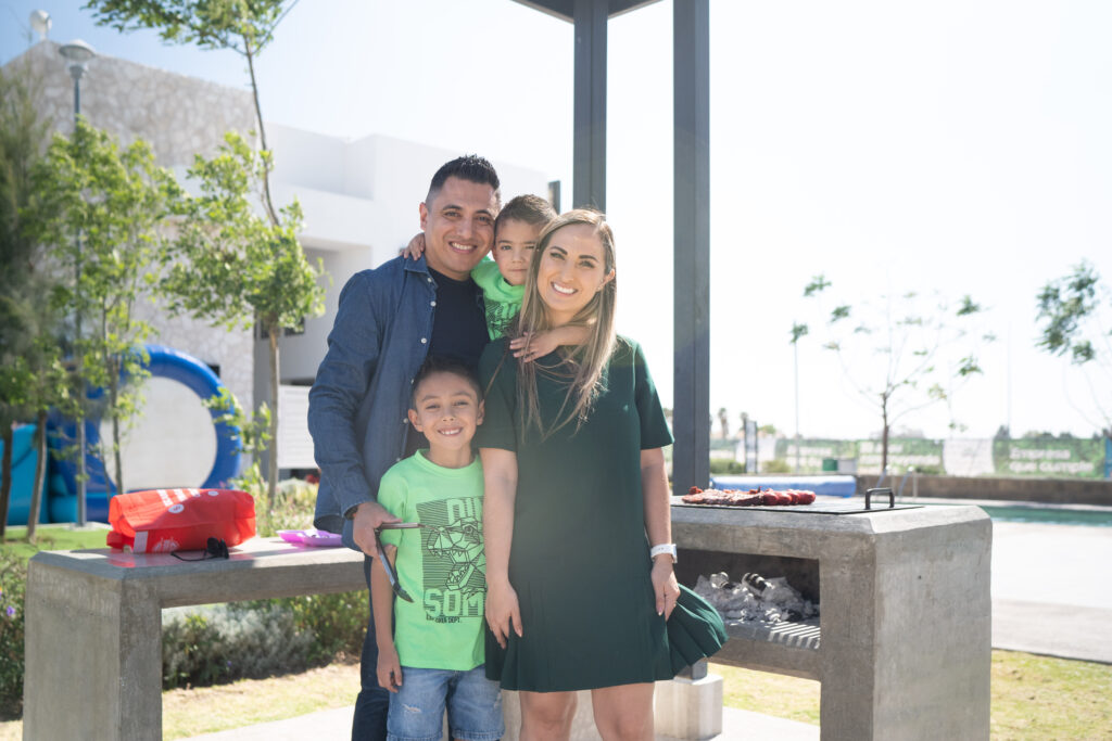 Familia disfrutando de una carnita asada en casa club de Reserva San Matías.